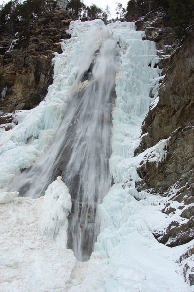 Замерзший водопад рядом с Ландхаузом