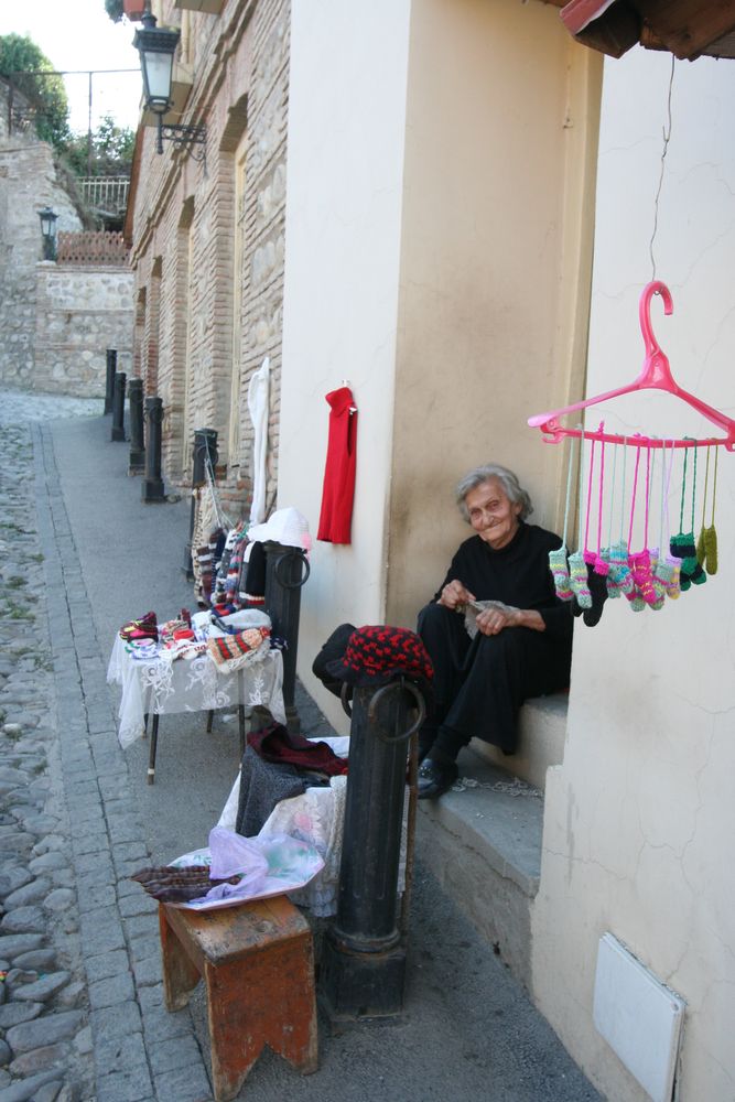 Сигнаги: бабушки торгуют сувенирами